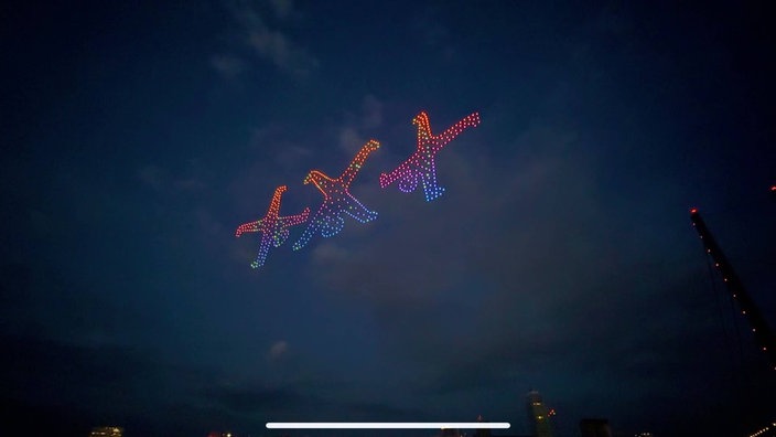 Radschläger bei Drohnenshow der Rheinkirmes