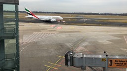 Ein Flugzeug der Airline Emirates am Düsseldorfer Flughafen