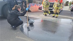 Einsatzkräfte lassen Wasser ab