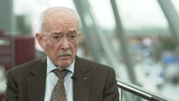 Der Brandschutzexperte Wolfram Klingsch sitzt in der Empfangshalle des Düsseldorfer Flughafens.