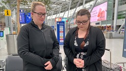 Frauen gedenken an Düsseldorfer Flughafen der Brandkatastrophe