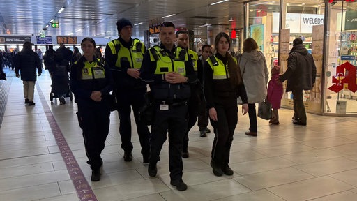Die Streifen der DB Sicherheit sind im Düsseldorfer Hauptbahnhof unterwegs 