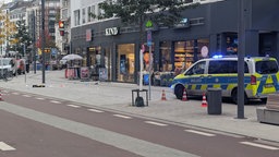 abgesperrte Einkaufsstraße mit Polizeiwagen