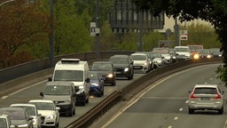Stau auf einer Brücke in eine Fahrtrichtung.