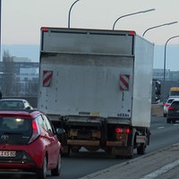 der Verkehr fließt über die Theodor-Heuss-Brücke in Düsseldorf. Teil davon ist auch ein großer Lkw.