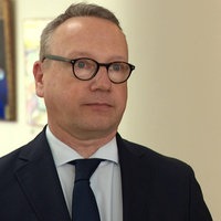 Ein Mann in Anzug, Benjamin Limbach, blickt in die Kamera