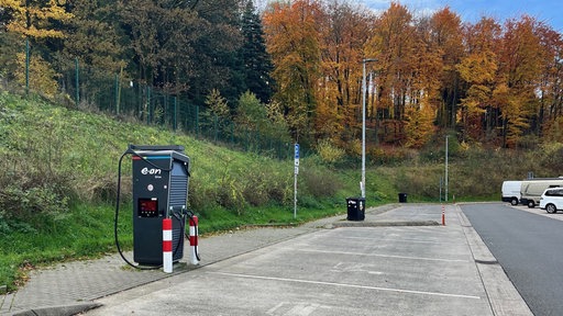 E-Auto Ladestation auf einem Autobahn-Parkplatz