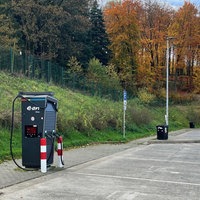 E-Auto Ladestation auf einem Autobahn-Parkplatz