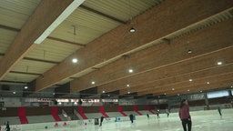 Mehrere Holzbalken im Dach der Eishalle Bergisch Gladbach. 