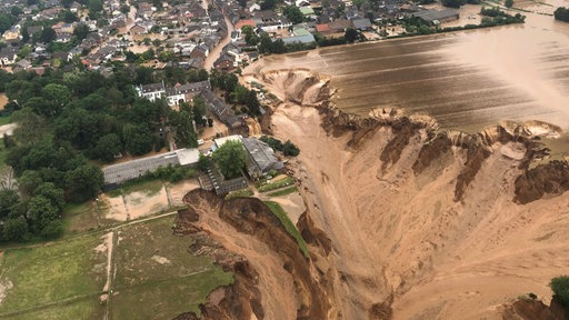Foto von der Abbruchkante in Erftstadt-Blessem am 15.07.2021.