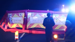 Die A3 in der Nacht: Einsatzkräfte sind an der Unfallstelle.