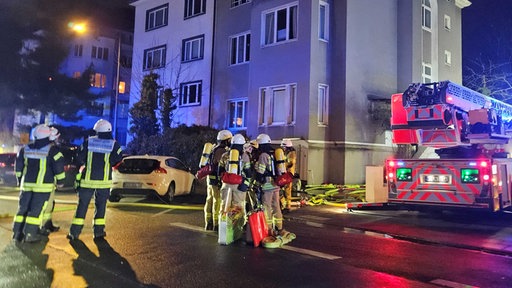 Feuer in Köln: zwei Bewohner in Mehrfamilienhaus lebensgefährlich verletzt