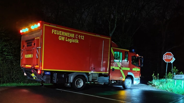Ein großer roter Transporter mit der Aufschrift Feuerwehr