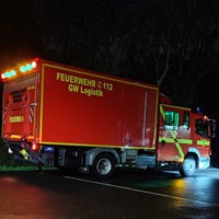 Ein großer roter Transporter mit der Aufschrift Feuerwehr
