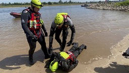 Feuerwehr-Taucher haben die verunglückte Person ans Ufer gebracht