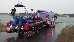 Feuerwehrauto mit Rettungsboot