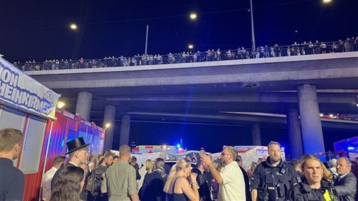 Krankenwagen und Zuschauer auf der Brücke bei der Rheinkirmes