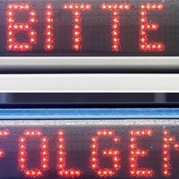 Symbolbild: "Bitte Folgen" Leuchttafel von der Polizei