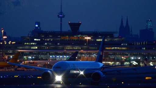 Der Flughafen Köln/Bonn bei Nacht.