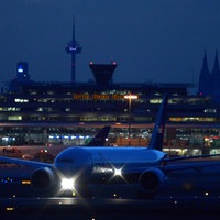 Der Flughafen Köln/Bonn bei Nacht.
