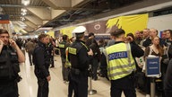 Polizei und Fluggäste im Flughafen Köln-Bonn