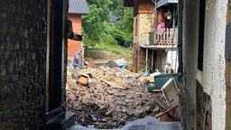 Schutt zwischen beschädigten Häusern
