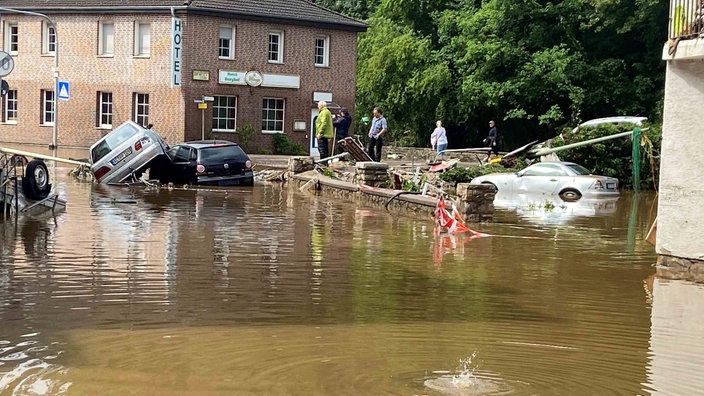 Überflutete Straße mit Autos, die unter Wasser stehen