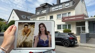 Anne Hathaways Fotos auf einem iPad vor der Tanzschule in Junkersdorf