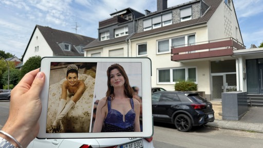 Anne Hathaways Fotos auf einem iPad vor der Tanzschule in Junkersdorf