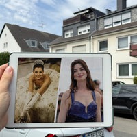 Anne Hathaways Fotos auf einem iPad vor der Tanzschule in Junkersdorf