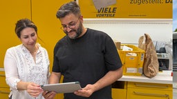 Maryam Hosseini und Rohit Djawa schauen sich das Foto der bekannten US-Schauspielerin an.
