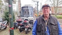 Frank Rössig vor seinen beschädigten Motorrädern
