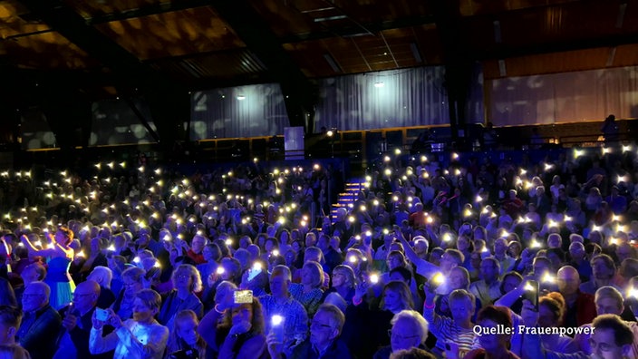 Publikum mit Lichtern in der Hand