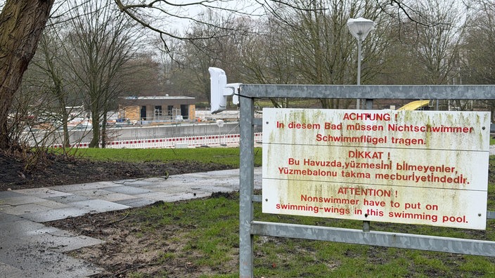 Sarniertes Schwimmbecken