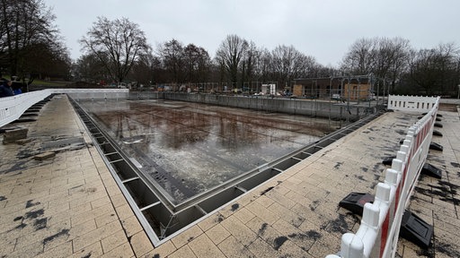 Sarniertes Schwimmbecken