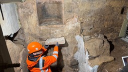 Stadt Köln stellt an der Ausgrabungs-stätte am neuen Museum im Quartier MiQua besondere Funde vor.
