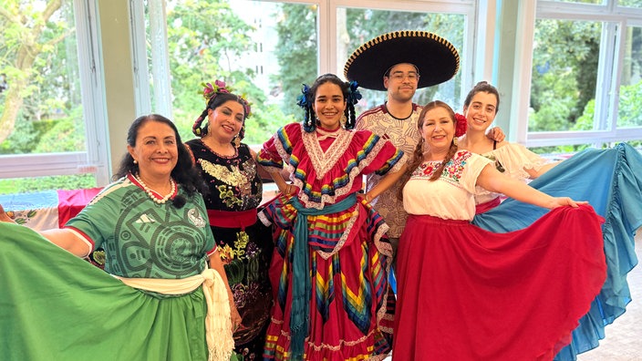 Tänzerinnen der Tanzgruppe Viva México aus Düsseldorf in farbfrohen Kleidern