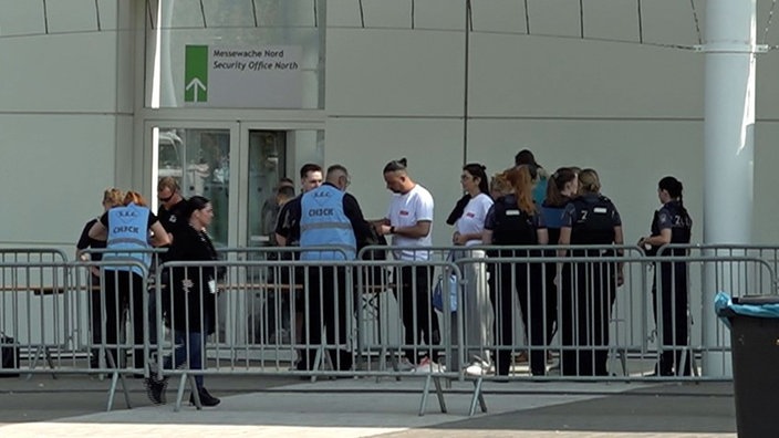 Sicherheitskräfte kontrollieren bei der Gamescom 2025.