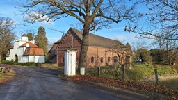 Auf dem Bild sieht man eine alte Scheune auf einem Hof in Kempen