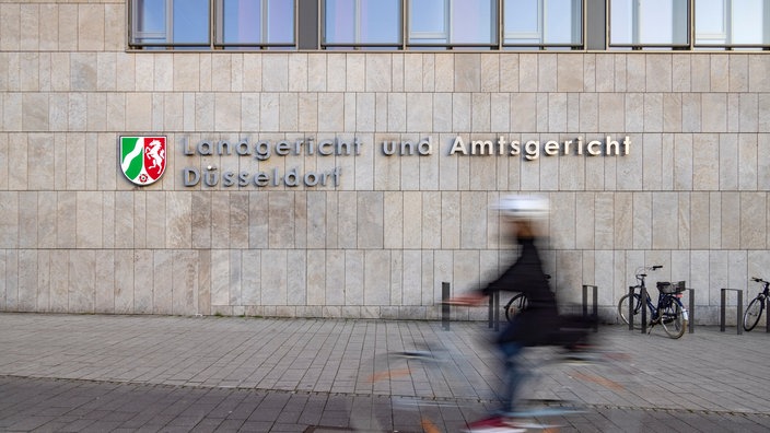 Das Namensschild am Gebäude des Amts- und Landgericht in Düsseldorf.