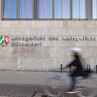 Das Namensschild am Gebäude des Amts- und Landgericht in Düsseldorf.
