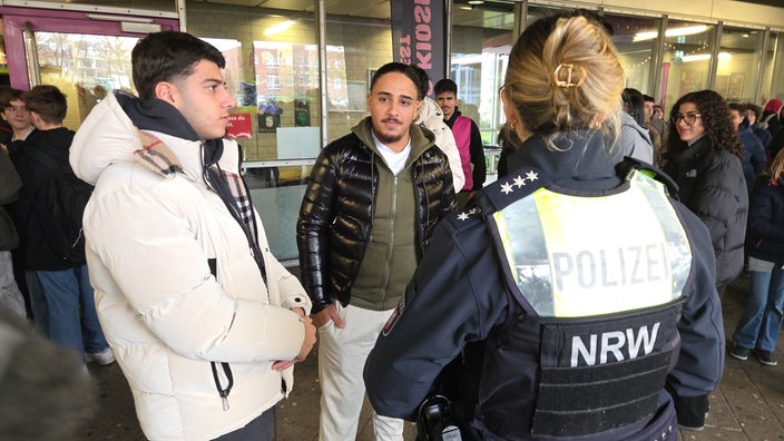 Schüler und eine Polizistin in einer Schule in Mönchengladbach