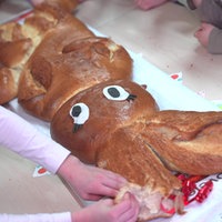 Kinder brechen Stücke des riesigen Osterhasen ab - angefangen bei den Ohren.