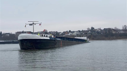 Das Schiff schwimmt im Wasser. Der Bug liegt ist halb im Wasser versunken