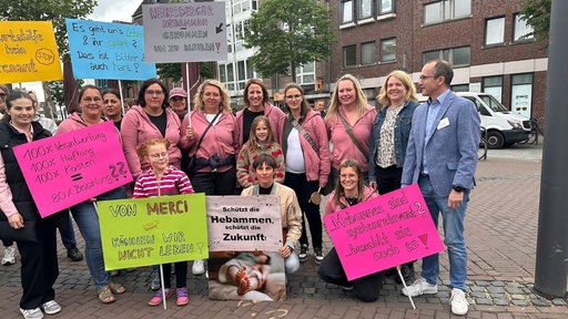 Die Demonstrierenden mit bunten Plakaten