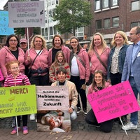 Die Demonstrierenden mit bunten Plakaten
