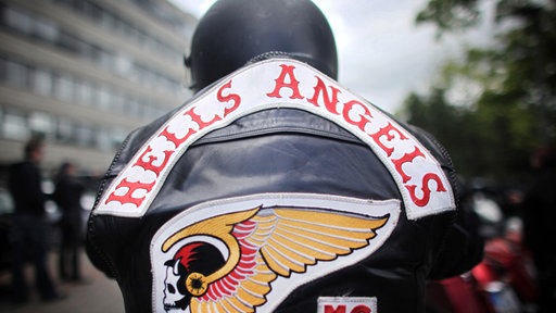 Ein Mann trägt eine Jacke der Hells Angels