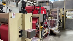 Produktionsgerät in das rotes Servietten-Material eingespannt ist