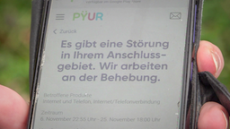 Auf einem Handydisplay wird eine Störungsmeldung angezeigt