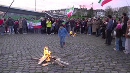 Kind läuft auf das Feuer zu um drüber zu springen 